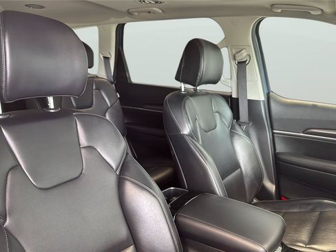 Used 2025 Kia Telluride S FWD image 13