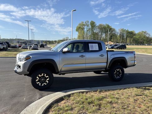 Used 2022 Toyota Tacoma TRD Off-Road AWD/4WD image 4