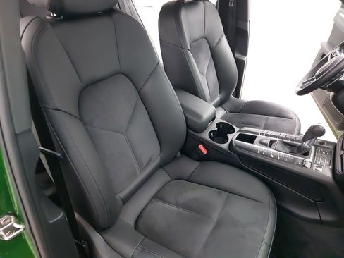 Certified 2021 Porsche Macan S image 12