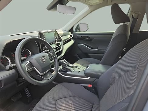 Used 2022 Toyota Highlander LE image 9
