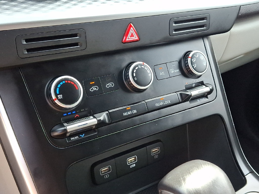 Used 2024 Kia Carnival LX FWD image 16