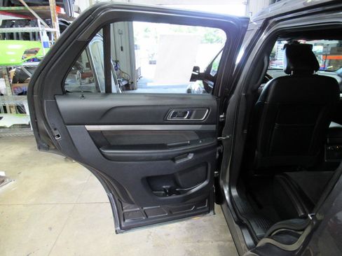 Used 2019 Ford Explorer XLT w/ Equipment Group 202A AWD/4WD image 30