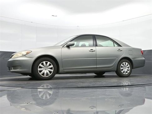 Used 2005 Toyota Camry LE image 16