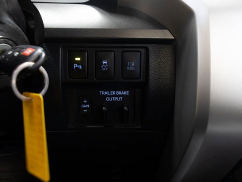 Used 2019 Toyota Tundra SR5 w/ SR5 Convenience Package image 30