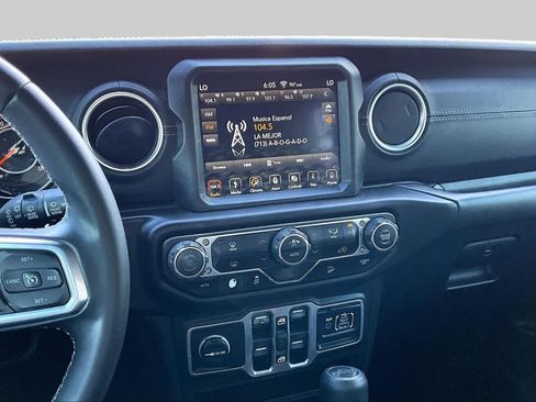 Used 2018 Jeep Wrangler Unlimited Sahara AWD/4WD image 7