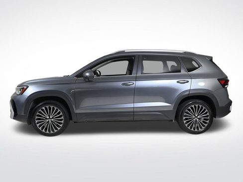 Used 2025 Volkswagen Taos SE image 2