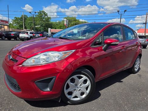 Used 2013 Ford Fiesta SE w/ Moon & Mood Pkg FWD image 2
