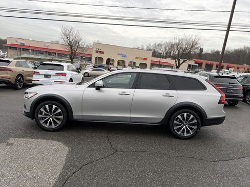 Used 2025 Volvo V90 B6 Cross Country Plus image 4