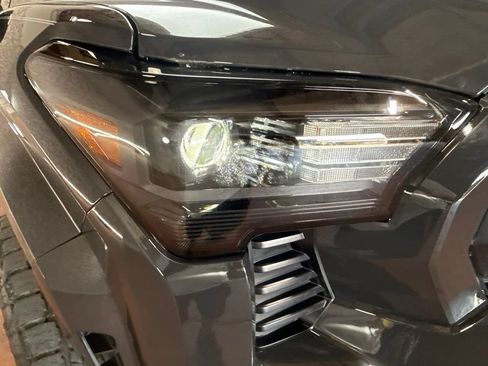 Used 2025 Toyota Tacoma SR5 AWD/4WD image 9