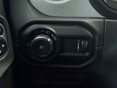 Used 2025 Jeep Wrangler Unlimited Sahara AWD/4WD image 20