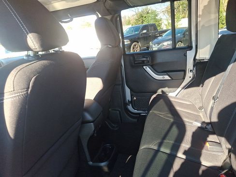 Used 2018 Jeep Wrangler Unlimited Rubicon w/ Cold Weather Group image 20