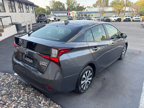 Used 2020 Toyota Prius LE image 3