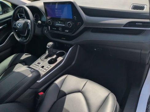 Used 2024 Toyota Highlander XLE AWD/4WD image 17