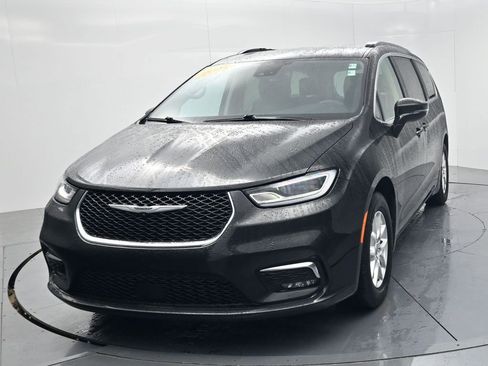 Used 2022 Chrysler Pacifica Touring-L FWD image 3