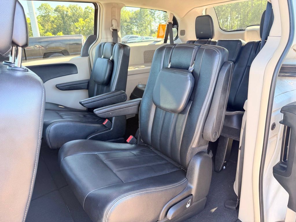 Used 2014 Chrysler Town & Country Touring FWD image 16