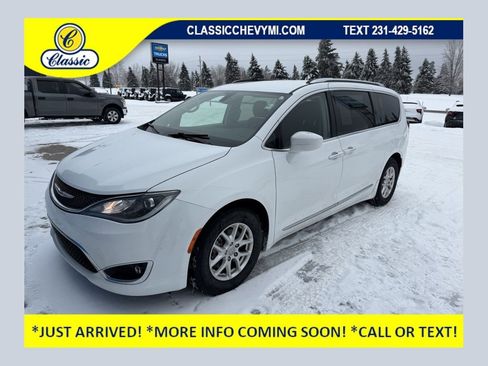 Used 2020 Chrysler Pacifica Touring-L image 1