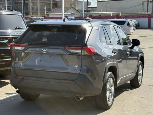Used 2020 Toyota RAV4 XLE w/ Convenience Package FWD image 4