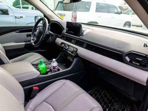 Used 2023 Honda Pilot EX-L image 3