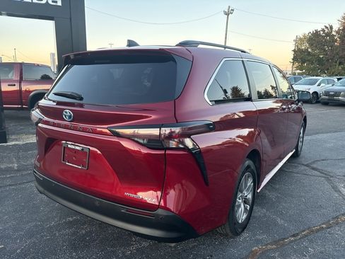 Used 2023 Toyota Sienna XLE image 9