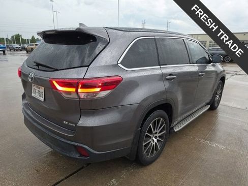Used 2017 Toyota Highlander SE AWD/4WD image 4
