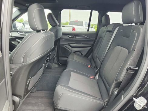 Used 2025 Jeep Grand Cherokee Laredo X RWD image 14
