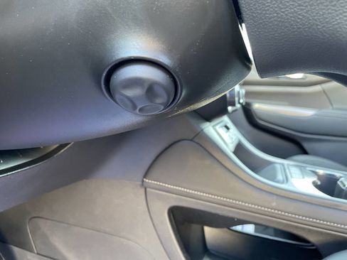 Used 2023 GMC Acadia SLT w/ Preferred Package image 18