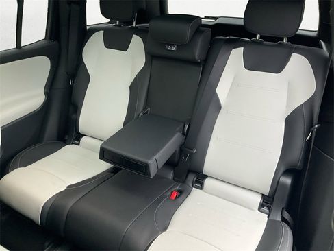 Used 2023 Mercedes-Benz GLB 250 image 9