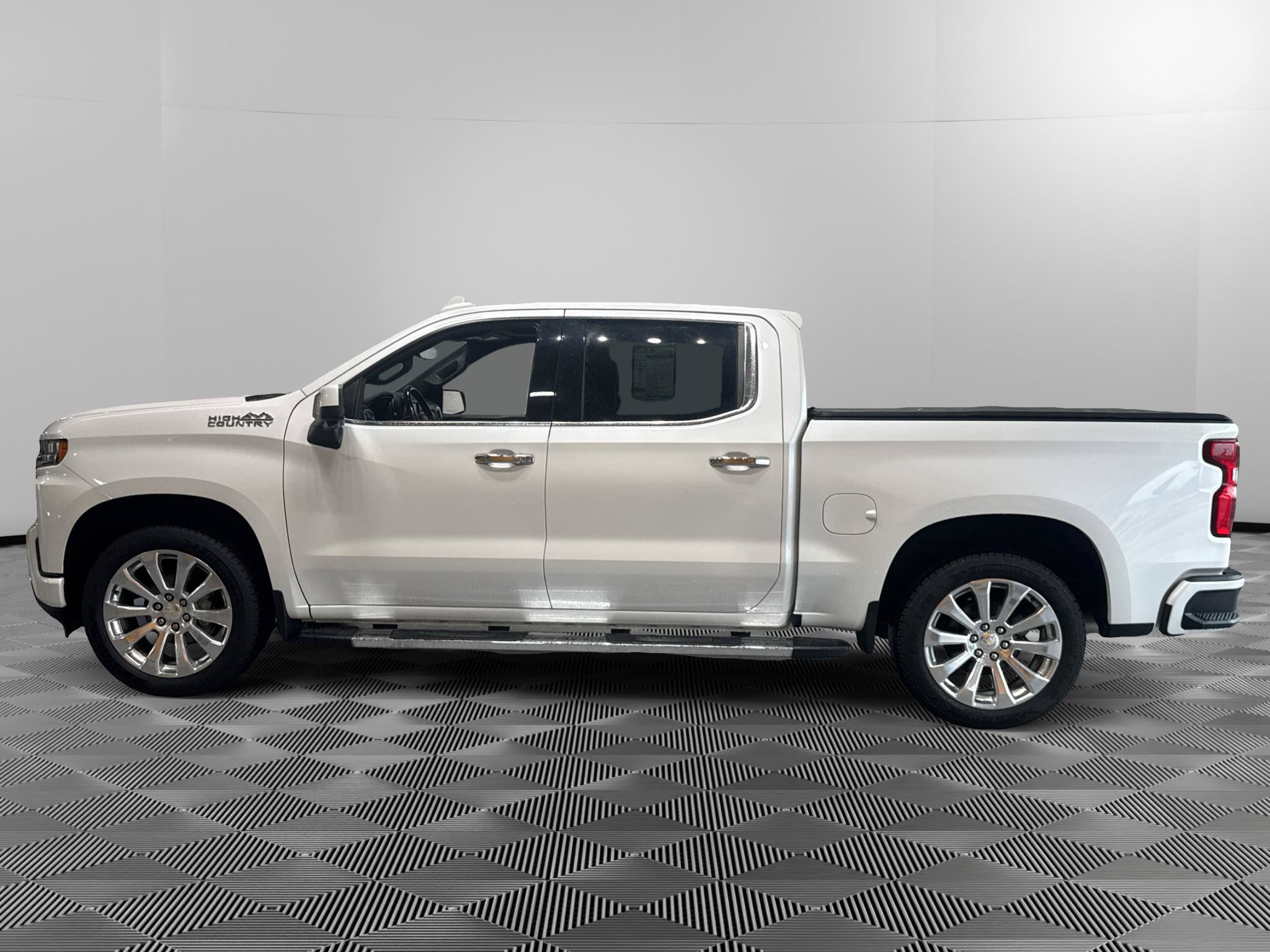 Used 2020 Chevrolet Silverado 1500 High Country w/ Technology Package AWD/4WD image 2