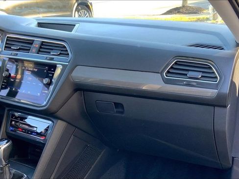 Used 2022 Volkswagen Tiguan SE image 16