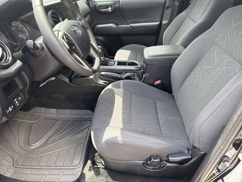 Used 2018 Toyota Tacoma TRD Sport AWD/4WD image 9