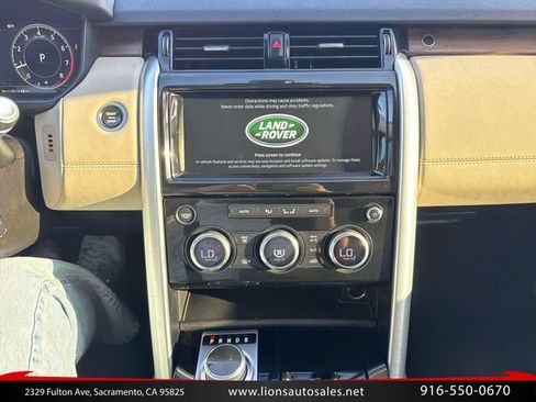 Used 2018 Land Rover Discovery HSE AWD/4WD image 16