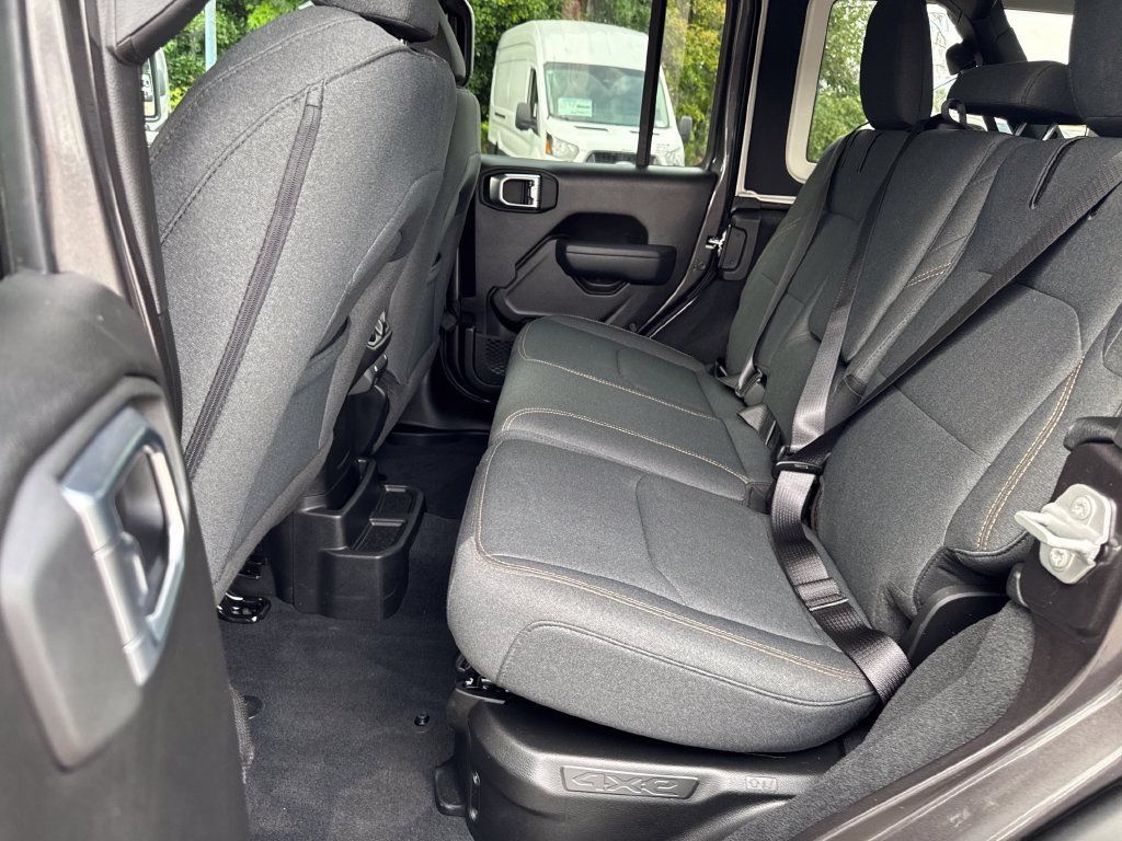 Used 2024 Jeep Wrangler Unlimited AWD/4WD image 31