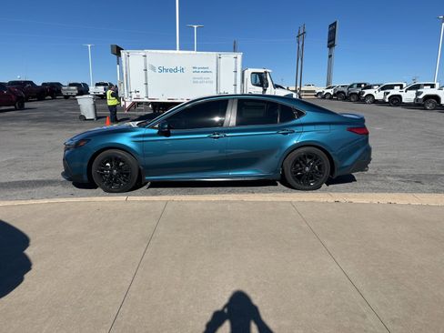 Used 2025 Toyota Camry SE w/ Convenience Package image 8