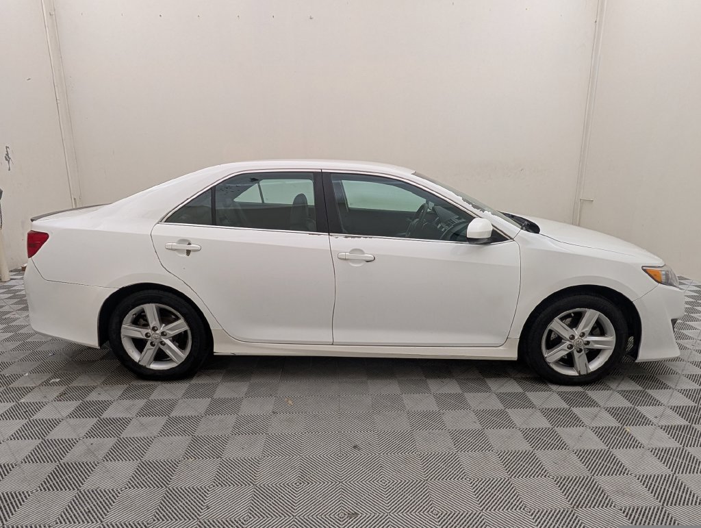 Used 2013 Toyota Camry SE FWD image 2