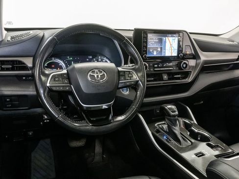 Used 2021 Toyota Highlander XLE AWD/4WD image 7