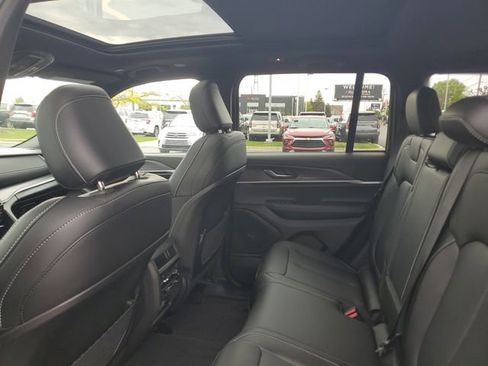 Used 2025 Jeep Grand Cherokee Limited w/ Black Appearance Package AWD/4WD image 10