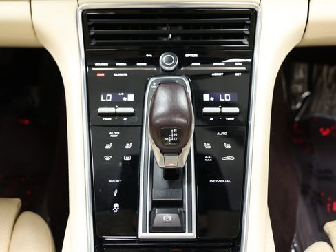 Used 2022 Porsche Panamera image 41