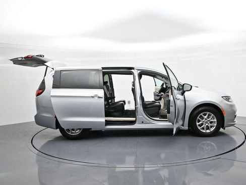 Used 2024 Chrysler Pacifica Touring-L FWD image 22