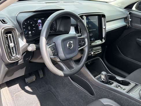 Used 2020 Volvo XC40 T4 Momentum FWD image 4