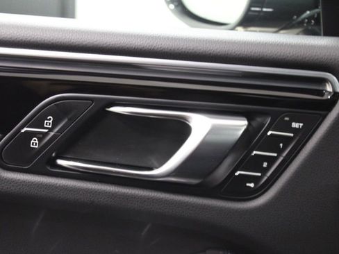 Certified 2025 Porsche Macan image 17