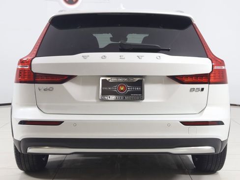 Used 2024 Volvo V60 B5 Cross Country Plus image 46