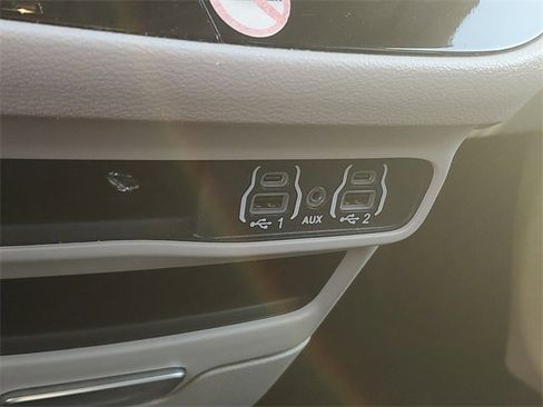 Used 2024 Chrysler Pacifica Touring-L image 19