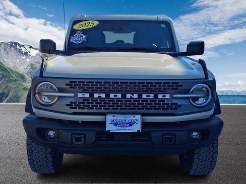 Used 2025 Ford Bronco Badlands image 2
