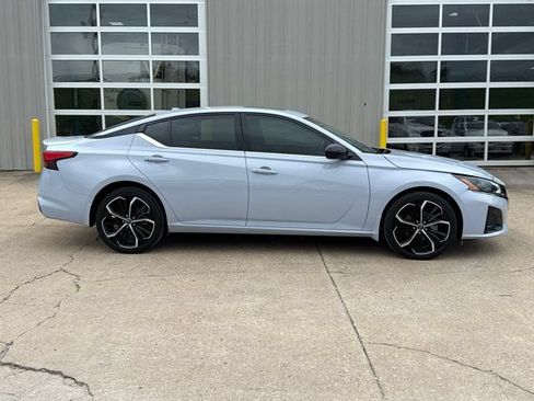 Used 2023 Nissan Altima 2.5 SR w/ SR Premium Package AWD/4WD image 2