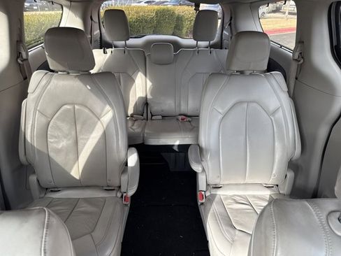 Used 2017 Chrysler Pacifica Touring-L w/ Tire & Wheel Group image 28