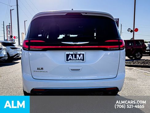 Used 2022 Chrysler Pacifica Touring-L FWD image 5