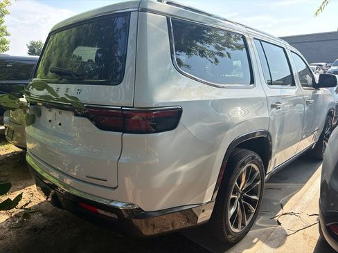 Used 2022 Jeep Wagoneer Series III w/ Premium Group I AWD/4WD image 5