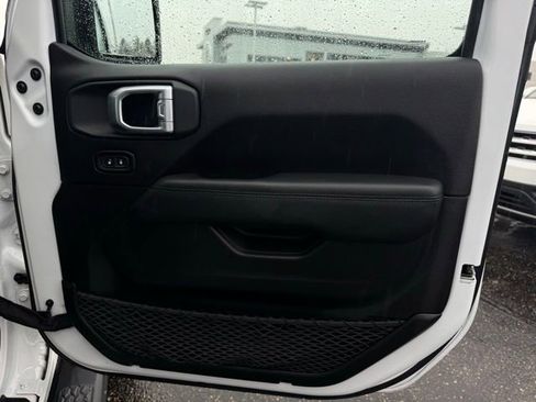 Used 2019 Jeep Wrangler Unlimited Sahara image 14