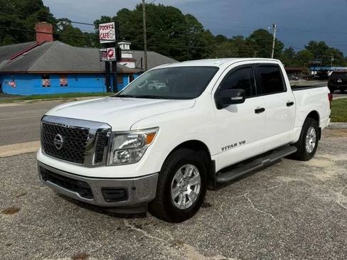 Used 2018 Nissan Titan SV w/ SV Convenience Package RWD image 3
