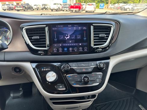 Used 2018 Chrysler Pacifica Touring-L FWD image 23